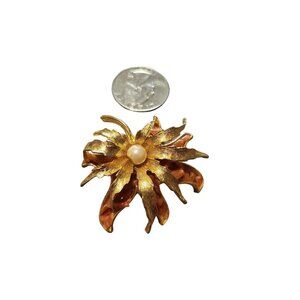 Vintage Signed Capri Gold Tone Flower Brooch With Faux Pearl Center